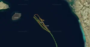 تراجع ناقلتين باكستانيتين عن عبور هرمز وسط جدل حول مدمرتين أمريكيتين