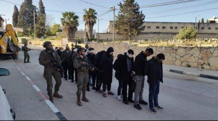 الاحتلال يشن حملة اعتقالات تطال عشرات الشبان في بلعا شرق طولكرم