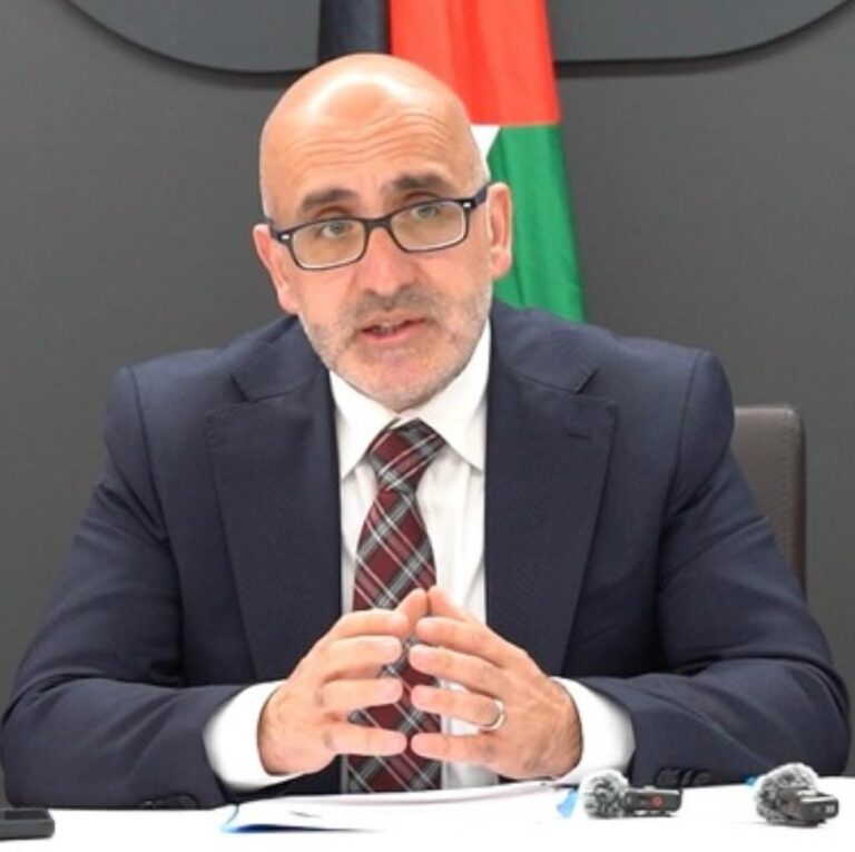 وزارة المالية تعلن موعدا لصرف الرواتب وإطلاق تطبيق “يبوس” المالي