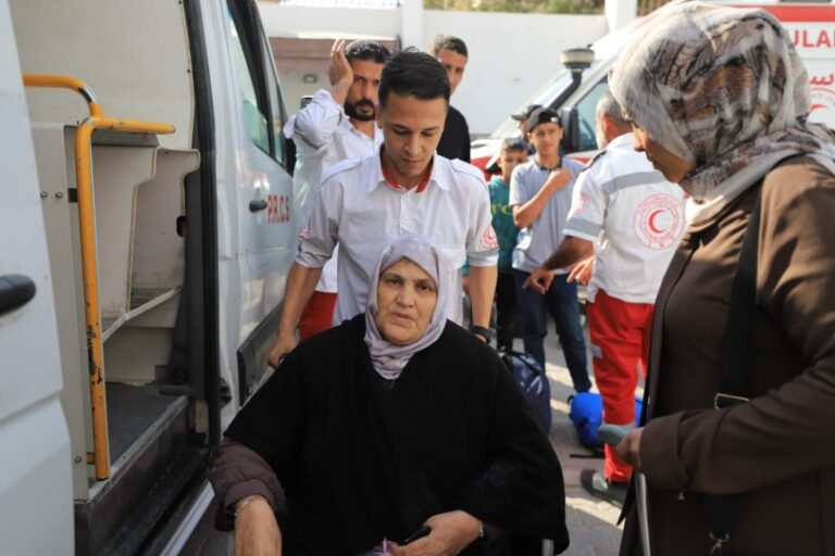 إجلاء 79 مريضًا ومرافقًا للعلاج بالخارج عبر معبر رفح