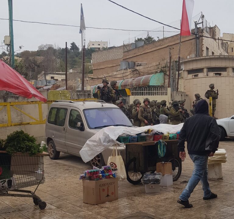 الاحتلال يعتقل 6 مواطنين ويعتدي على نساء وأطفال في الخليل