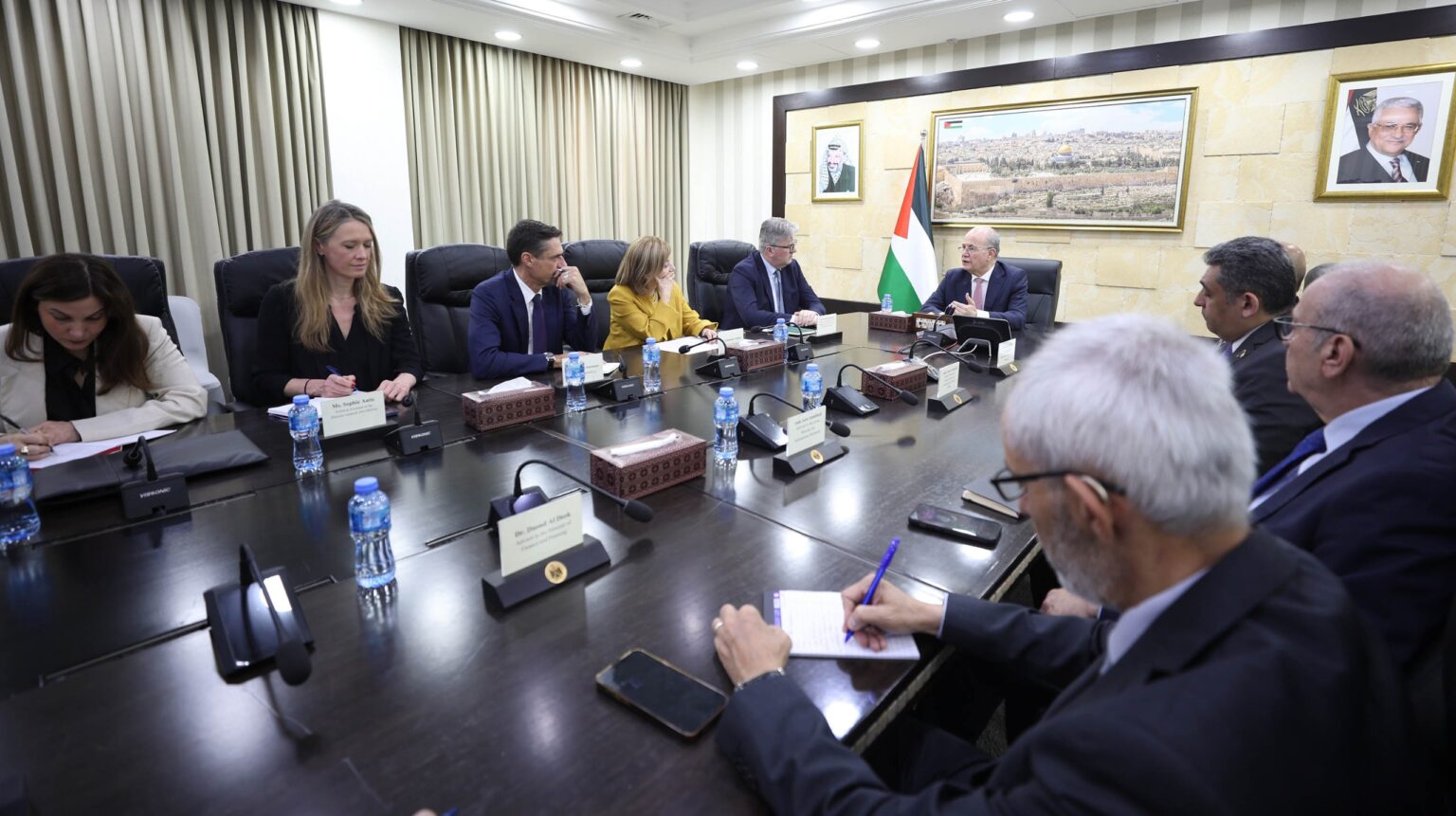 رئيس الوزراء يلتقي وفدًا أوروبيًا رفيع المستوى على هامش اجتماع منصة الاستثمار الأوروبية الفلسطينية