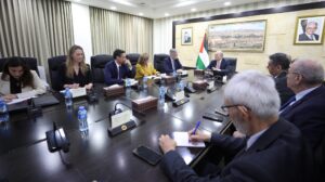 رئيس الوزراء يلتقي وفدًا أوروبيًا رفيع المستوى على هامش اجتماع منصة الاستثمار الأوروبية الفلسطينية