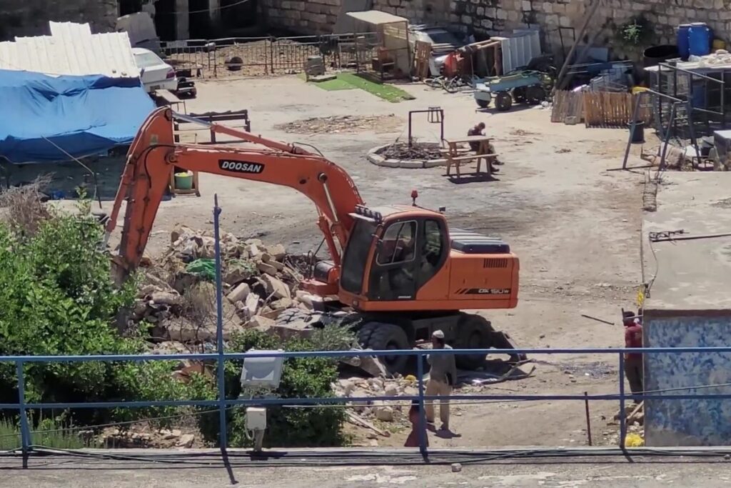 الاحتلال يهدم محال تجارية في سوق الخضار المركزي في بيتا جنوب نابلس