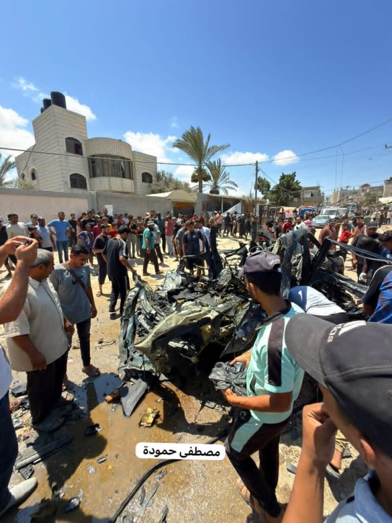 شهيدان و7 إصابات في قصف الاحتلال مركبة في دير البلح وسط قطاع غزة