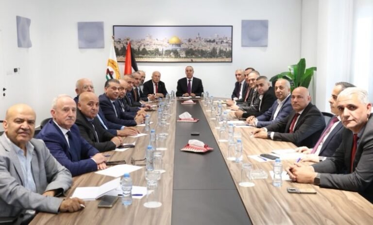 الشيخ يبحث مع الغرف التجارية تداعيات الأزمة الاقتصادية على حياة المواطنين وسبل تخفيفها