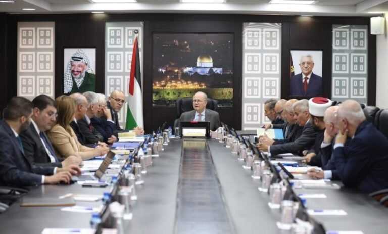 مجلس الوزراء يبحث وسائل تسريع العمل على معالجة أزمة المحروقات وتكدس الشيقل بفعل إجراءات الاحتلال