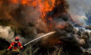 حرائق هائلة تجتاح فرنسا وإسبانيا وتجبر أكثر من 200 ألف شخص على الإجلاء
