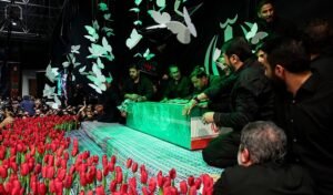 وصول جثمان خامنئي إلى مصلّى طهران قبيل انطلاق مراسم التشييع الرسمية