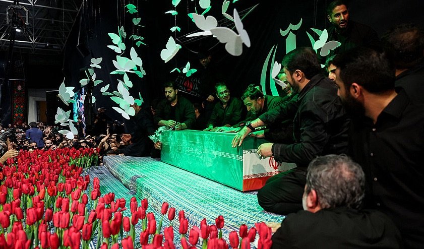وصول جثمان خامنئي إلى مصلّى طهران قبيل انطلاق مراسم التشييع الرسمية