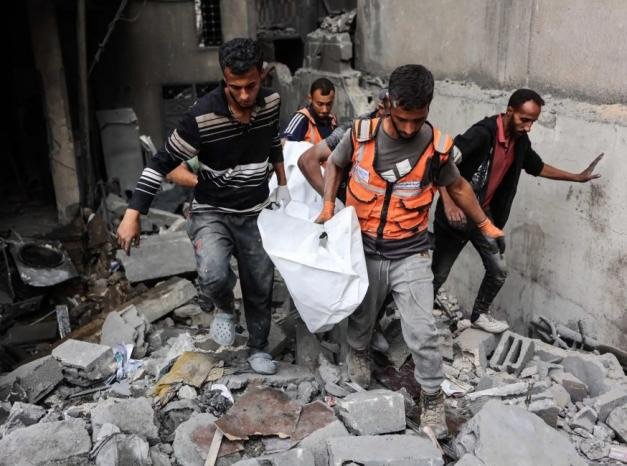 بعد يومٍ دامٍ.. 3 شهداء ومصابون في قصف الاحتلال تجمعا للمواطنين في حي الزيتون بمدينة غزة