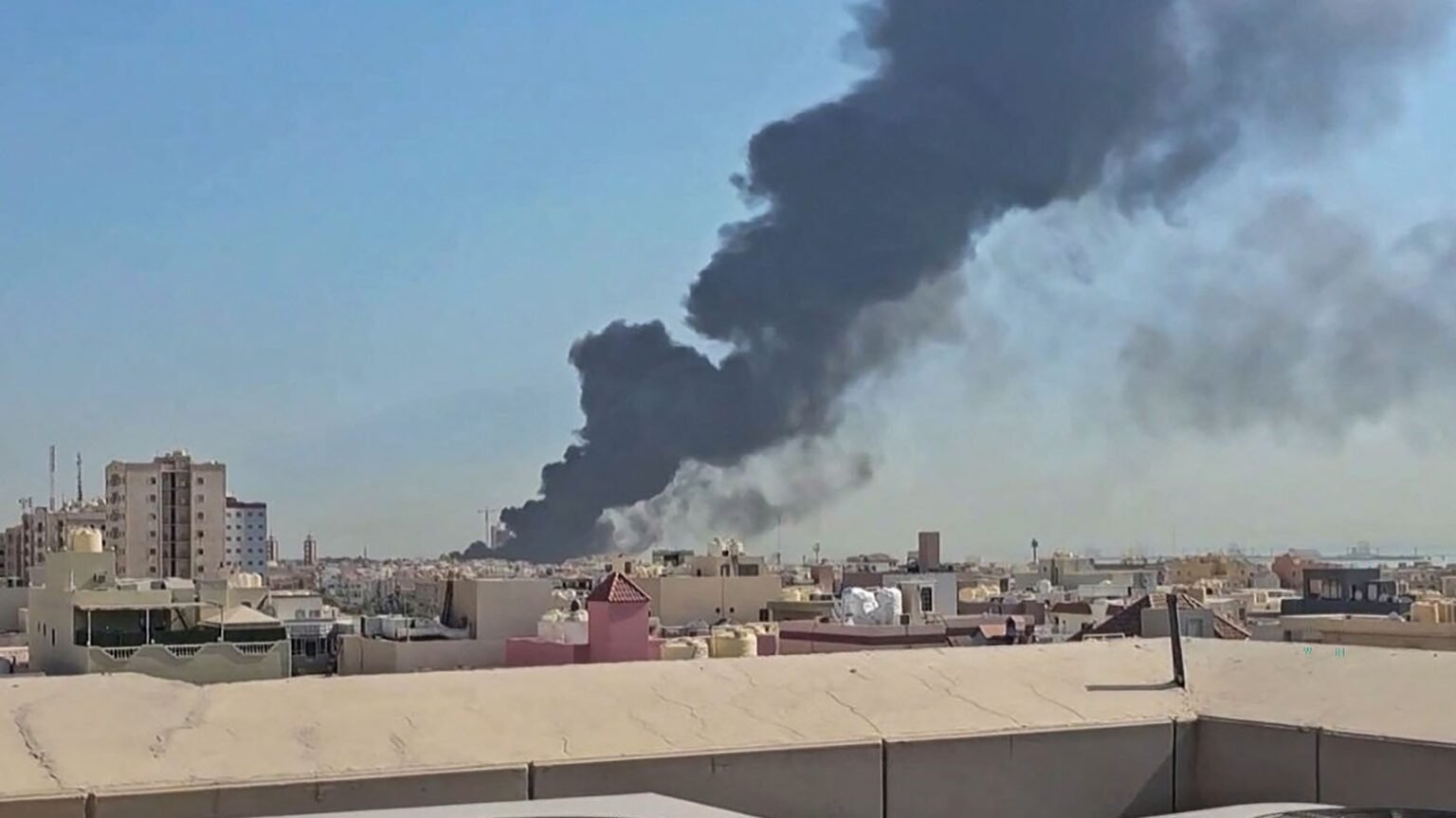 مقر خاتم الأنبياء يتوعد تكبيد واشنطن الأثمان.. والجيش الإيراني يستهدف قاعدتين أميركيتين في الكويت
