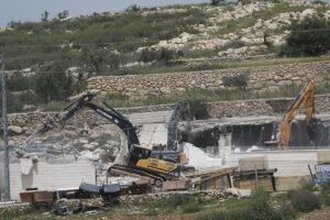 الاحتلال يهدم منزلا من طابقين في قرية قلنديا شمال القدس