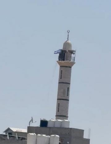 الاحتلال يرفع علمه فوق مئذنة مسجد أبو عبيدة في مخيم نور شمس شرق طولكرم