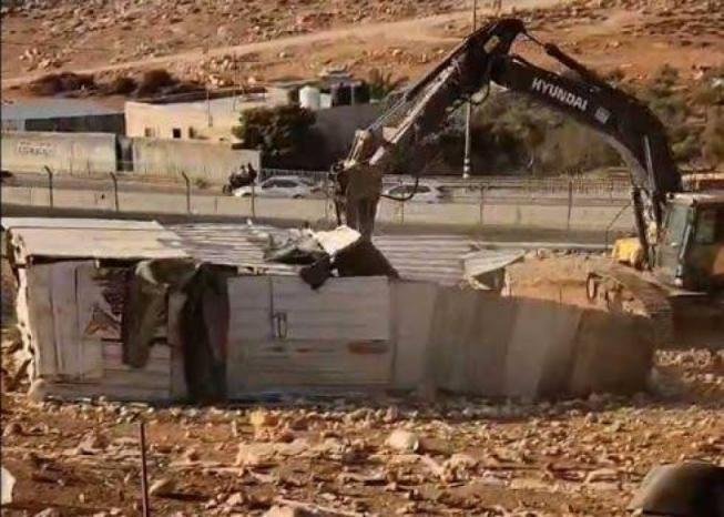 الاحتلال يشرع بتنفيذ عمليات هدم في خربة الرأس الأحمر جنوب شرق طوباس