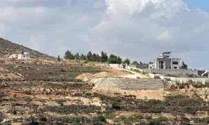 مستوطنون يهاجمون قصرة والاحتلال يتحدث عن محاولة دهس
