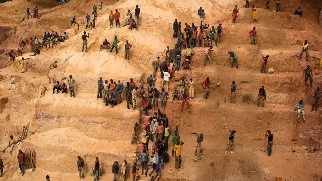 ارتفاع حصيلة ضحايا انهيار منجم في إفريقيا الوسطى إلى أكثر من 100