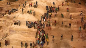 ارتفاع حصيلة ضحايا انهيار منجم في إفريقيا الوسطى إلى أكثر من 100