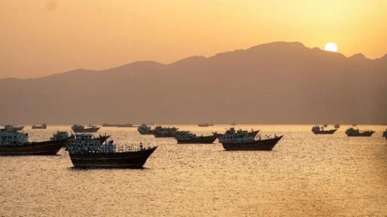 إيران تعلن قرب اتفاق مع عُمان على مسار بحري جديد عبر مضيق هرمز