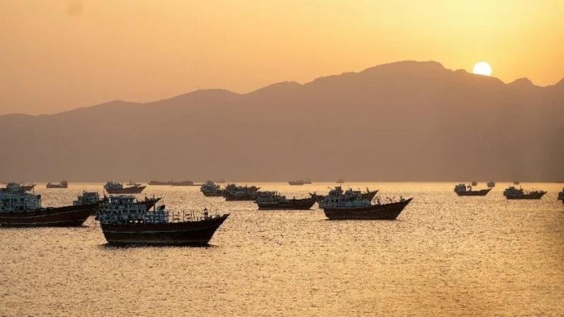 إيران تعلن قرب اتفاق مع عُمان على مسار بحري جديد عبر مضيق هرمز