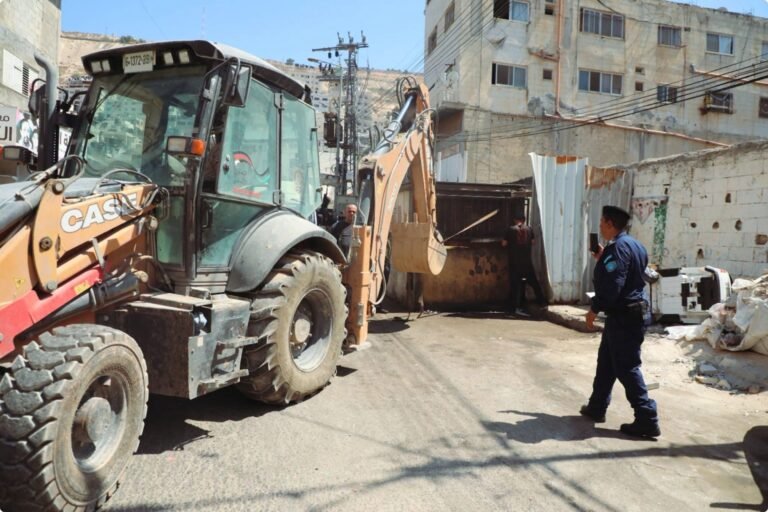 حفاظاً على حق المشاة والمصلحة العامة.. بلدية نابلس تزيل تعديات على الأرصفة والشوارع وحركة المرور