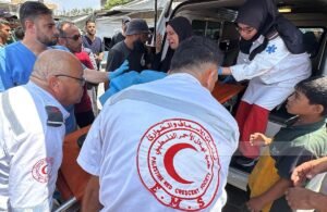 استشهاد فلسطيني وإصابة آخرين بقصف إسرائيلي استهدف فناء منزل بمدينة دير البلح