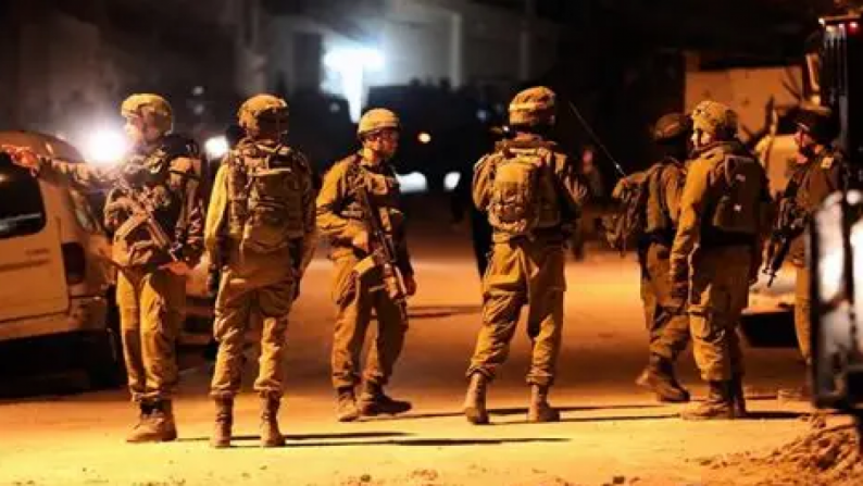 إصابتان بالرصاص الحي والمعدني خلال اقتحام الاحتلال بين عنان شمال غرب القدس المحتلة