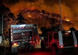 12 قتيلا في حرائق غابات بالجزائر والنيران تقترب من مناطق سكنية