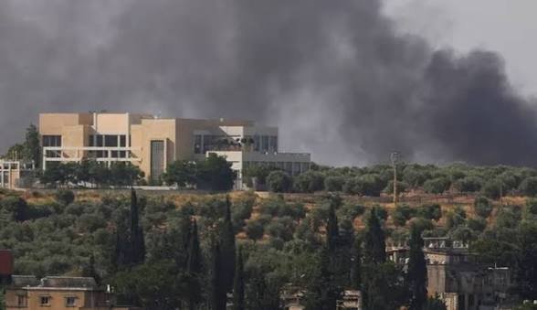 الاحتلال يضرم النيران بعدة منازل في حولا.. وينفذ تفجيرات في جنوب لبنان