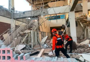 20 قتيلاً جراء زلزال بقوة 7.7 درجات في إندونيسيا