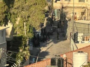 جيش الاحتلال يقتحم إذنا غرب الخليل ويحتجز نحو 30 مواطنا