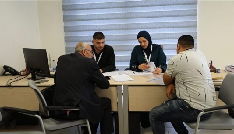 لجنة الانتخابات تتلقى ستة طلبات ترشح في اليوم الأول