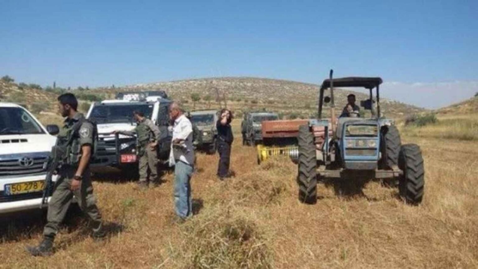 الاحتلال يحتجز جرارا زراعيا وسائقه في الرأس الأحمر جنوب شرق طوباس