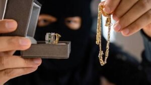 الشرطة تكشف ملابسات سرقة مصاغ ذهبي من منزل في رام الله