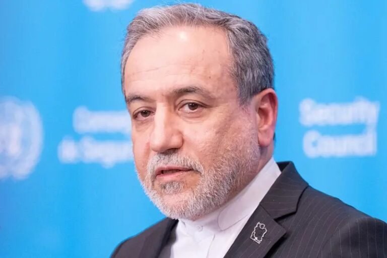 ترامب ينفي تقديم عرض بتخفيف العقوبات على إيران، وعراقجي في انتظار رد واشنطن “النهائي” الثلاثاء