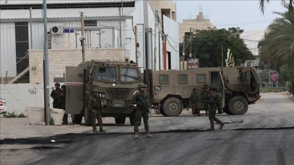 اعتقالات وإصابات ومداهمات خلال اقتحامات الاحتلال بالضفة