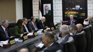 رئيس الوزراء يوعز بتسخير الإمكانيات المتاحة لتلبية الاحتياجات الطارئة للمواطنين وتعزيز صمودهم في محافظة الخليل