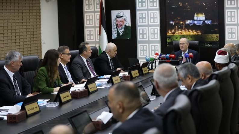 رئيس الوزراء يوعز بتسخير الإمكانيات المتاحة لتلبية الاحتياجات الطارئة للمواطنين وتعزيز صمودهم في محافظة الخليل