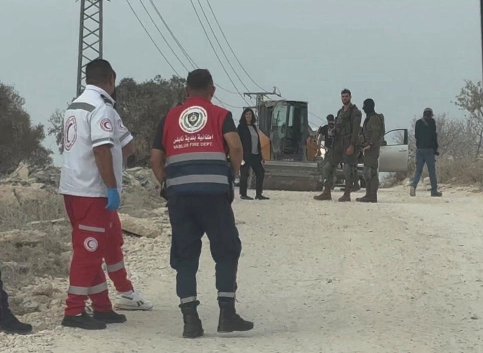 مستوطنون يعتدون على طواقم بلدية نابلس ويحتجزون آلية خلال أعمال تأهيل طريق شرقي المدينة