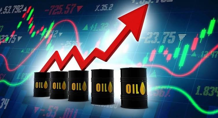 النفط يلامس 110 دولارات للبرميل لأول مرة منذ أيار