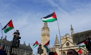 الأزمة الدبلوماسية تتصاعد .. بريطانيا تهدد بطرد 27 دبلوماسياً إسرائيلياً