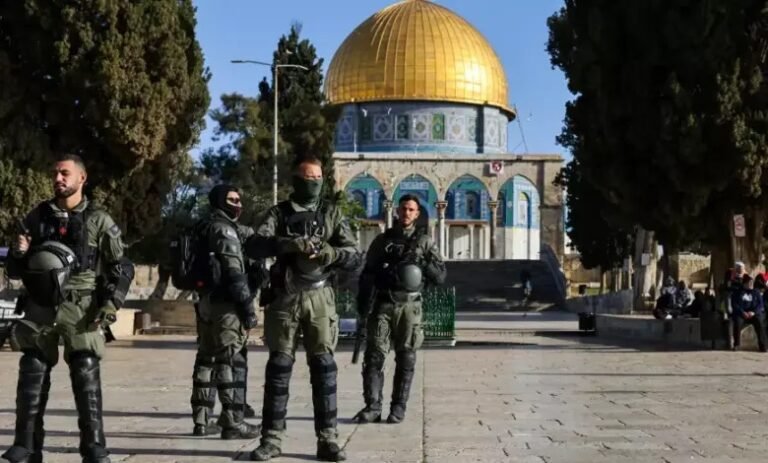 الاحتلال يمنع إقامة صلاة الجنازة على مقدسي في المسجد الأقصى المبارك