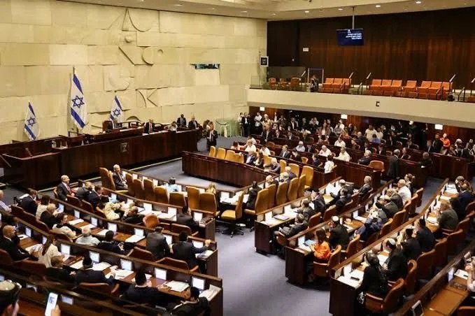 ستطلاع إسرائيلي: أيزنكوت يتصدر والأحزاب العربية تحصل على 13 مقعدًا