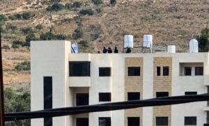 لليوم الرابع .. الاحتلال يواصل اقتحام قرية بورين ويحول منازل لثكنات عسكرية