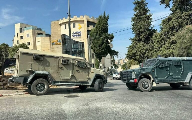 فيديو…الاحتلال يقتحم ساحة مجمع فلسطين الطبي ويطلق قنابل الغاز في محيط التشريعي