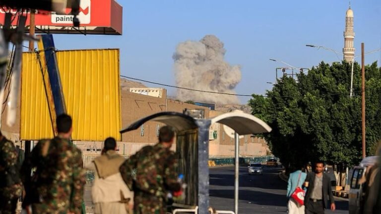 غارات سعودية على منشآت نفطية في صنعاء والحوثيون يهددون بالرد
