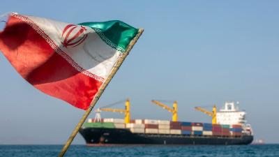 مسؤولان لرويترز: إيران تعتزم التصعيد بمضيق هرمز
