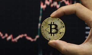 “بتكوين” تهبط إلى ما دون 78 ألف دولار بعد اختراق “بينانس”