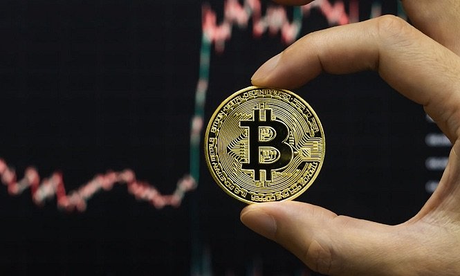 “بتكوين” تهبط إلى ما دون 78 ألف دولار بعد اختراق “بينانس”